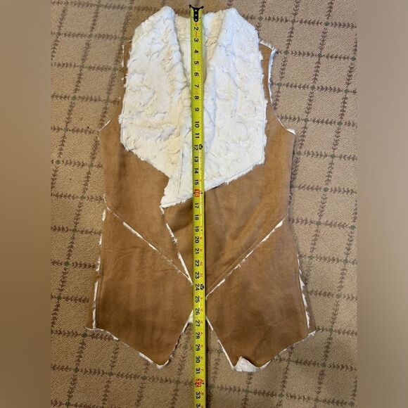 Onetheland Faux suede camel waterfall vest with white faux fur lining NWOT M - Picture 3 of 15
